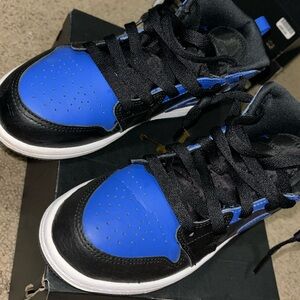 Nike Jordan 1 mid size 2.5y